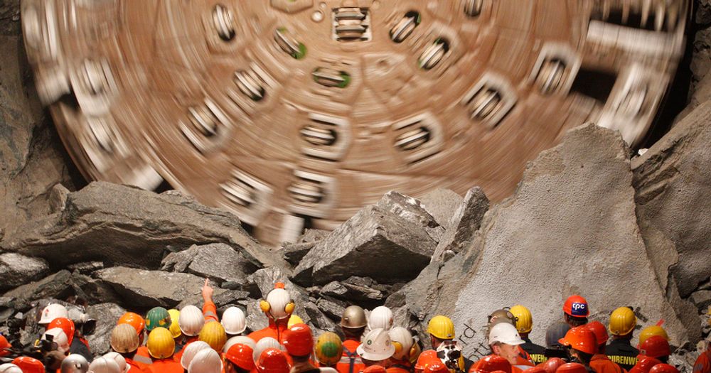 Gruvearbeiderne så fredag boret Sissi spise seg gjennom det siste stykket i verdens lengste tunnel.
