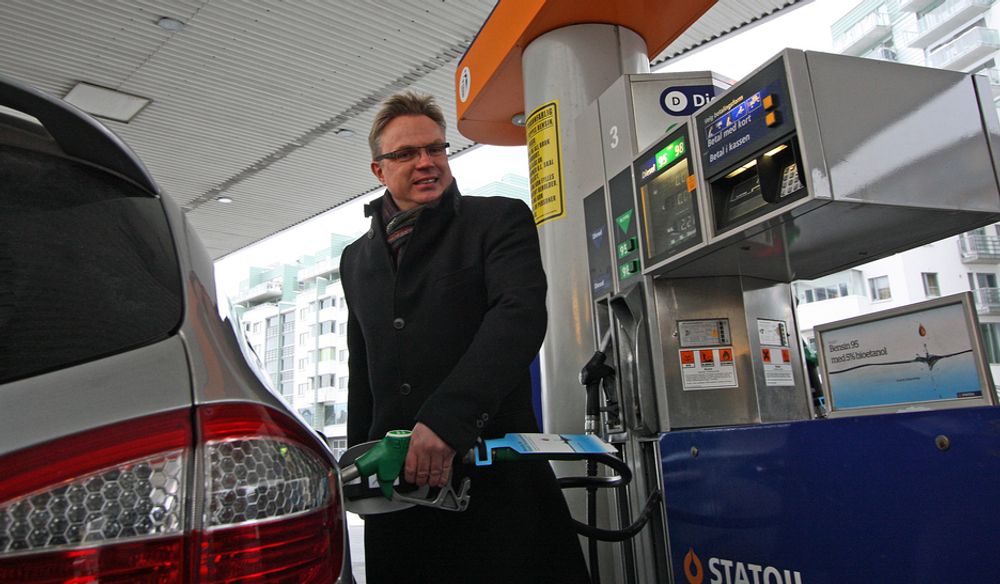Administrerende direktør Dag Roger Rinde i Statoil Norge AS var en av de første til å tanke selskapets nye drivstoff i dag - bensin innblandet fem prosent bioetanol.