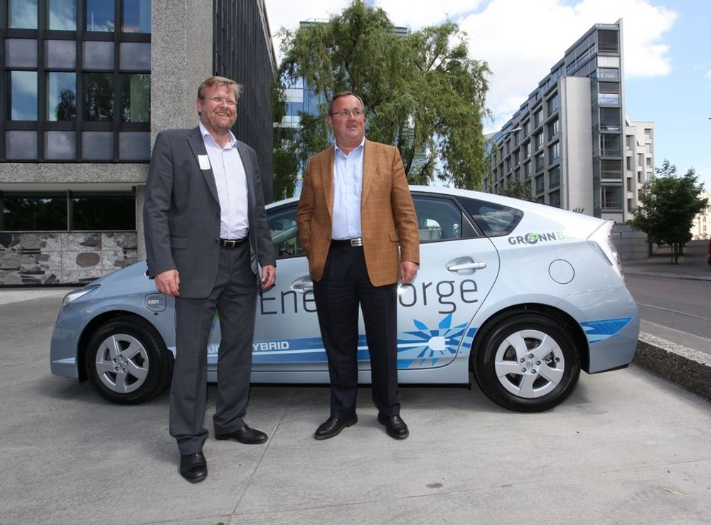 Lars-Erik Årøy (t.v) i Toyota Norge og Steinar Bysveen i Energi Norge skal ha hver sin Prius plug-in. Denne tilhører Bysveen og hans organisasjon.