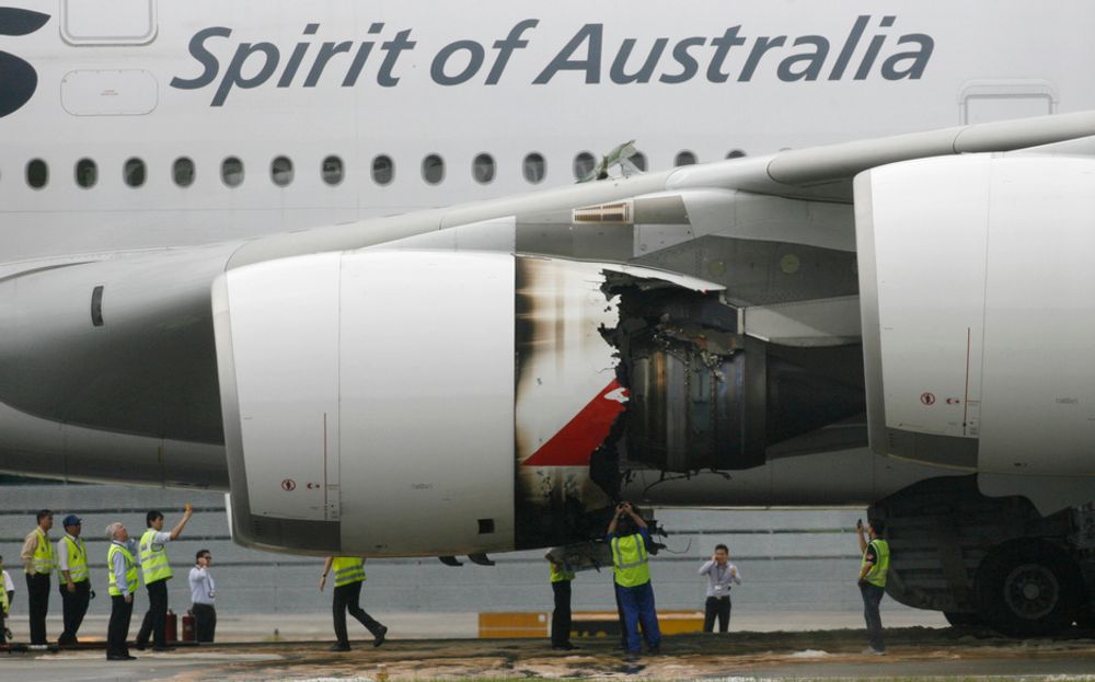 Teknikere inspiserer den skadede motoren på A380-flyet.