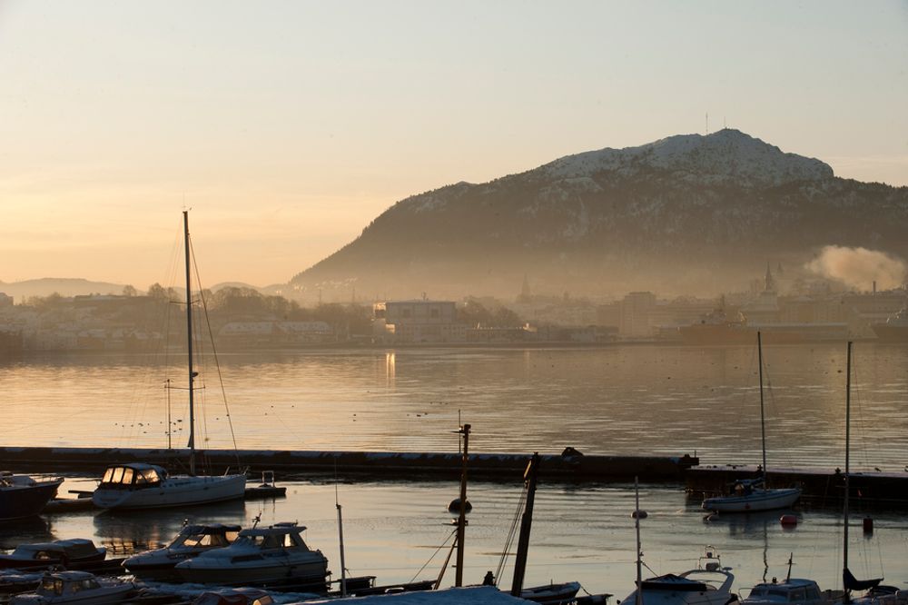 USUNT: Giftlokket over Bergen i perioder i januar og februar sett fra Sandviken. Supplybåter og andre skip som ikke har nødvendig ærend i sentrum henvises til andre kaier.