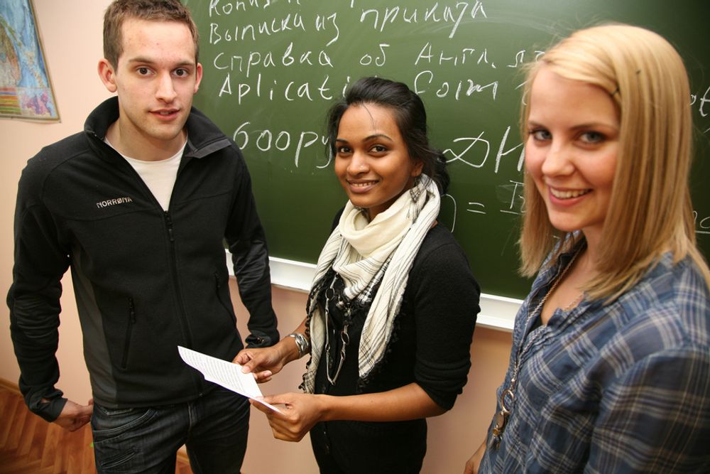UTFORDRING: Sigve Evenssønn Rasmussen (22) (til venstre), Suganya Yogarajah (25) og Vilde Krey Valle (25) ville helst til et ikke-engelskspråklig land.