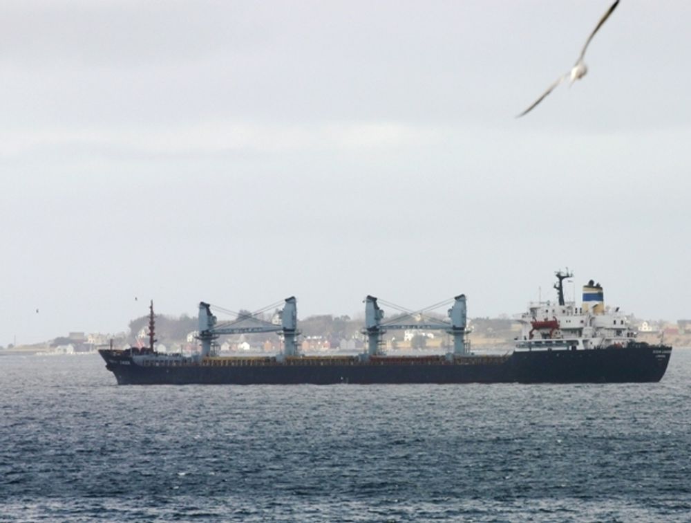 Lasteskipet Ocean leader fik trøbbel utenfor kysten av Møre torsdag 12. mars. KV Ålesund eskorterte skipet til Ålesund for reparasjon.