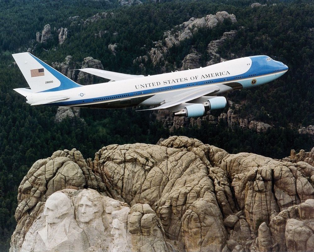 Dagens presidentfly, Boeing VC-25, som er basert på 747-200, skal gjøre tjeneste i minst åtte år til.