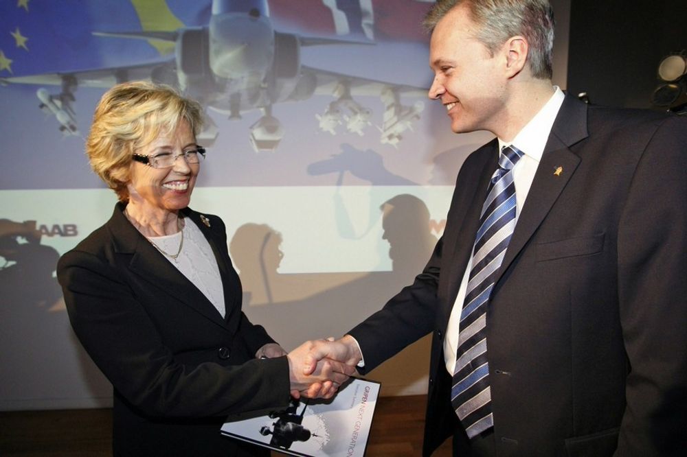 Forsvarsminister Anne-Grete Strøm-Erichsen og hennes svenske kollega Sven Tolgfors under overleveringen av Gripen-anbudet i fjor. Nå er ikke tonen like god.