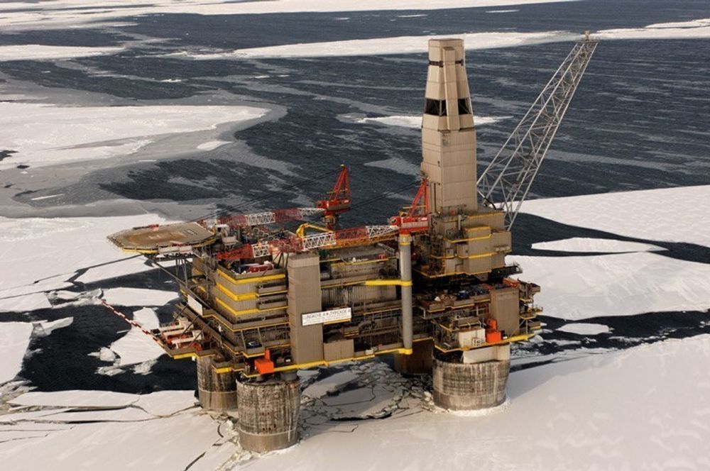 Fundamentene må forsterkes for å stå i mot is som er i bevegelse. Her er en installasjon på Sakhalin i Øst-Russland.