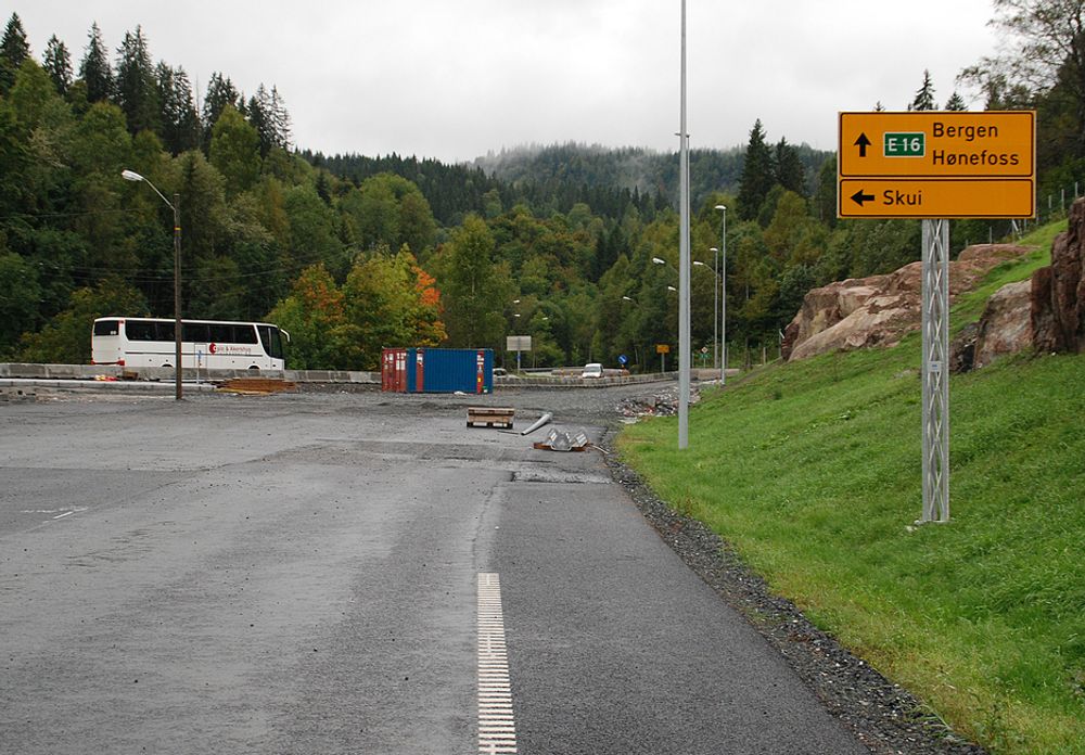 STÅR KLAR: Fem kilometer ny E16 fra Vøyenenga til Bjørum er allerede ferdig skiltet og merket. Trafikken går fortsatt langs den gamle og smale traseen gjennom Skui, med 50 km/t i fartsgrense. Først neste vår føres trafikken over på den nye veien opp til Bjørum (bildet).
