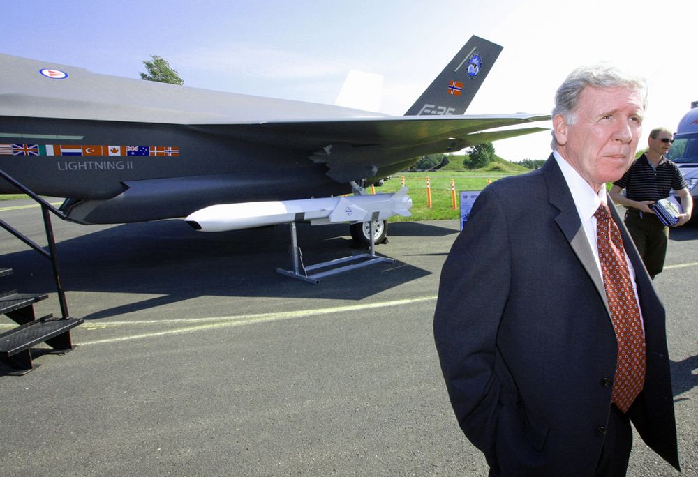 Jim Latham fra Lockheed Martin prøvde å fortelle om siste nytt om F-35, foran fullskalamodellen av samme fly, men pressen ble distrahert av seks F-5-jagere.