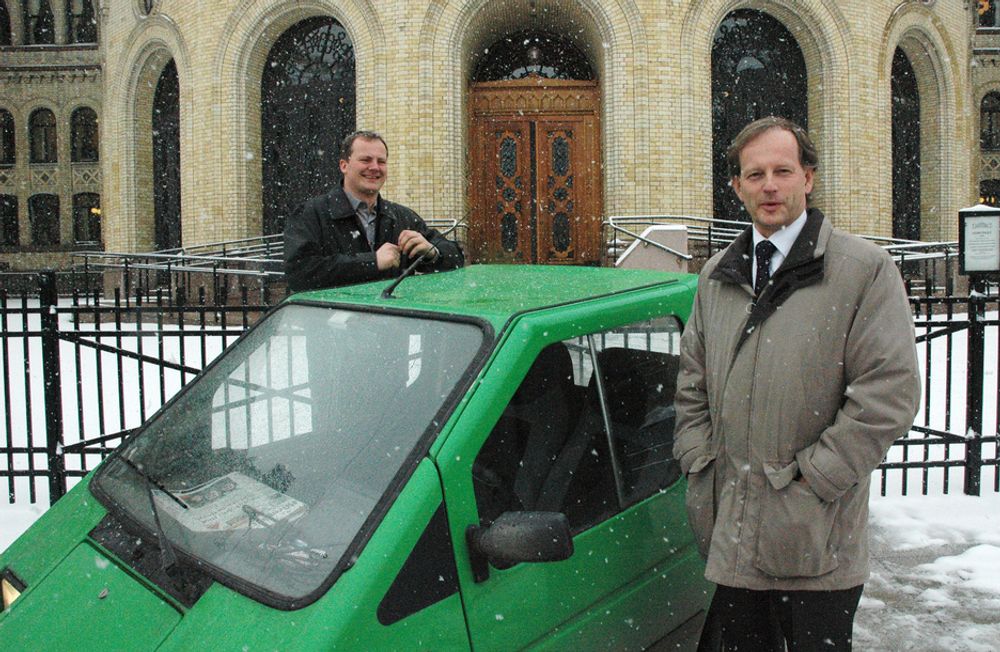 SNIK-ELEKTRIFISERING: Ketil Solvik-Olsen og Jan Vidar Hansen fra Frp poserer med Hansens Kewet Cityjet 5. Med den eneste elbilen i stortingsgarasjen gjør Hansen sitt for å snik-elektrifisere nasjonalforsamlingen.