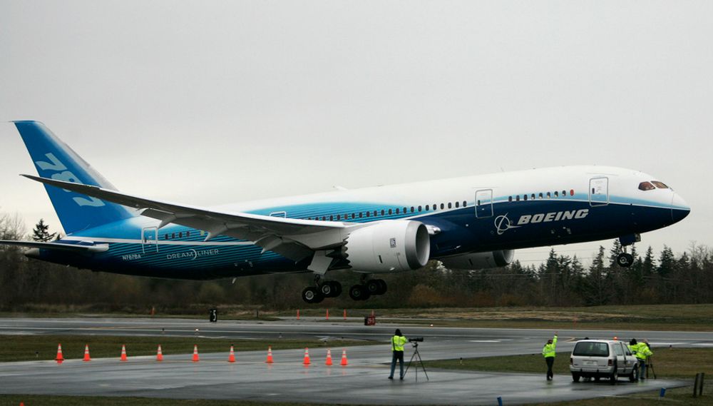 Litt over klokka 10 tirsdag lokal tid, lettet Boeing 787 Dreamliner for første gang. Jomfruturen gikk fra Paine Field i Everett til Boeing Field i Seattle.