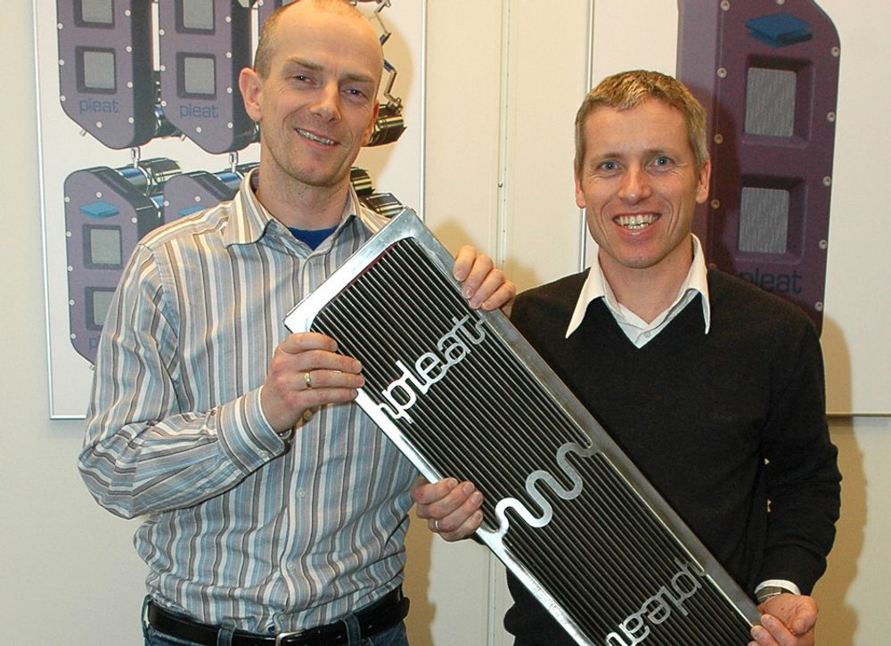 KASSETTEN: Otto Godeset og Stein Oddvar Sægrov med selve kjernen i varmeveksleren, kassetten med den brettede titanplaten.
