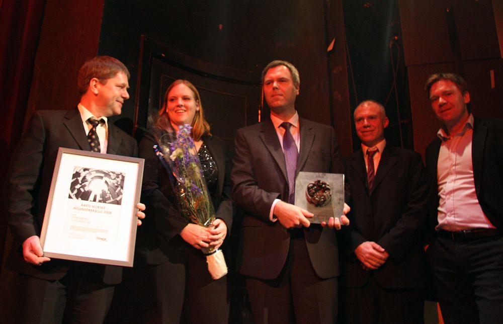STOLTE VINNERE: Jan Stubstad, Ingrid Omland og Rune Skarbø mottok prisen for Kongsberg Intellifield i går kveld. Til høyre i bildet står Tore Stensvold og Tommy Rudihagen fra Teknisk Ukeblad.