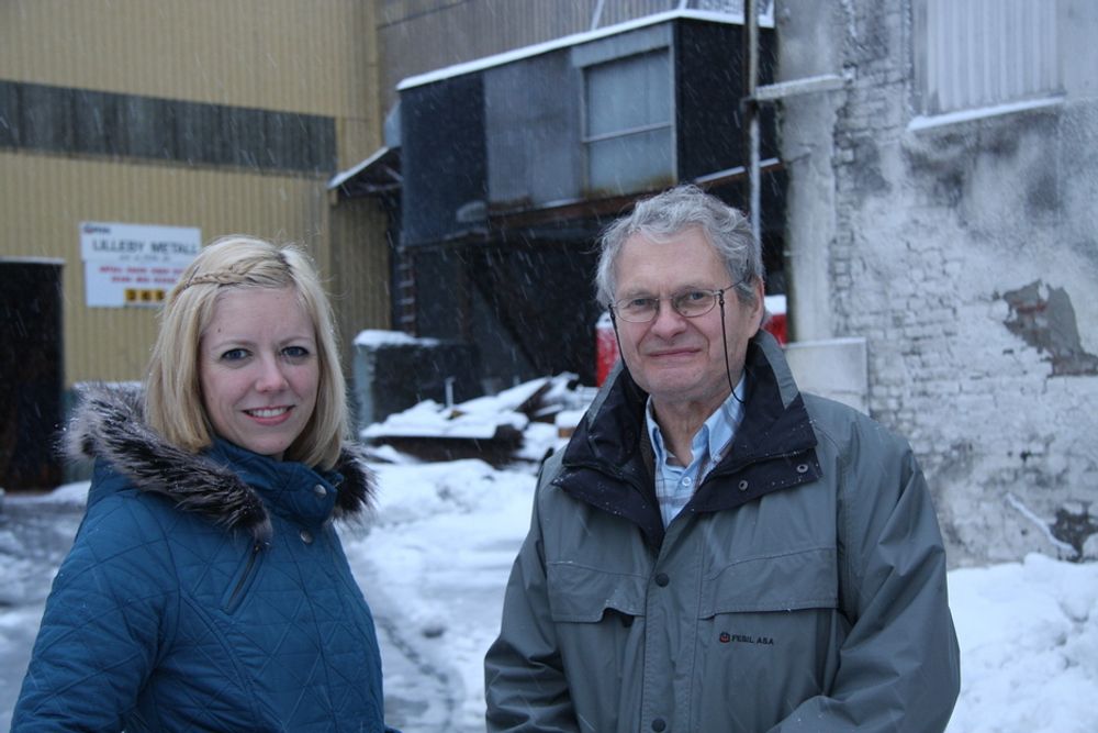 Prosjektleder Rannveig Kvande og teknisk direktør Lars Nygaard i Fesil Sunergy forbereder ny produksjon i nedlagte haller.