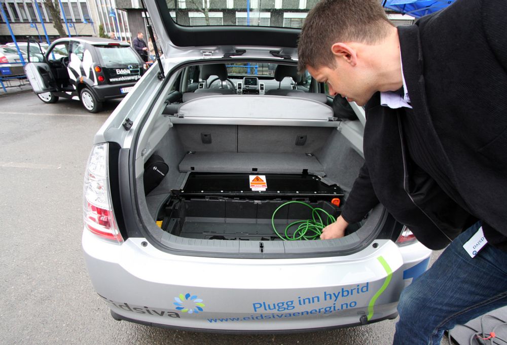 OMBYGD: I bagasjerommet på plug-in-priusen må kofferter dele plass med ei litium-ionbatteripakke. Nå venter klimarådgiver Erik Longva spent på hva slags avgifter de konvensjonelle plug-in-hybridene får.