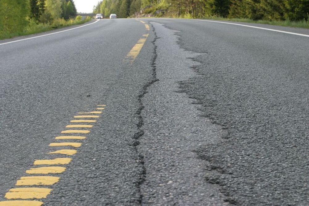 REVNER: Norske veier er i ferd med å revne opp. Et enormt etterslepp på vedlikeholdssiden forårsaker ikke bare sprekker i asfalten, også store flak løsner fra veien.