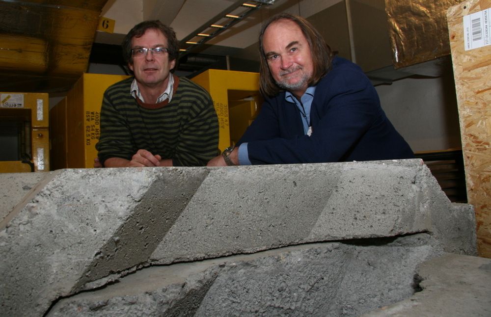 DATOSTEMPLING: Stabelen med betongankre i kjelleren hos EMGS er forgjengelig og har datostempling. Til venstre prosjektingeniør Audun Sødal fra EMGS, til høyre professor Harald Justnes fra Sintef Byggforsk.