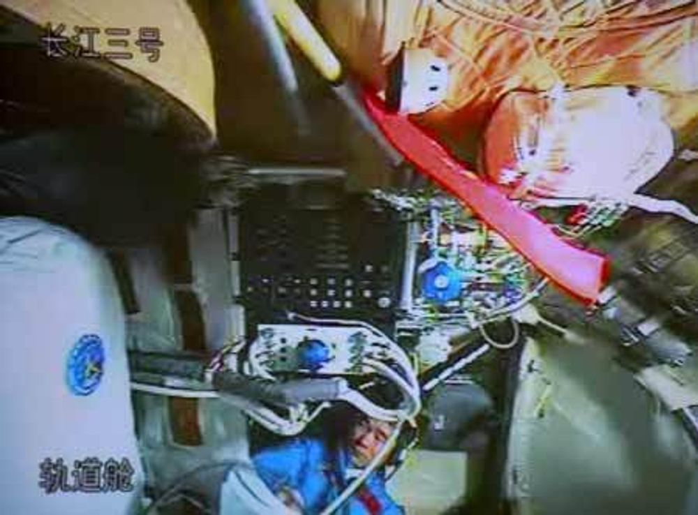 Taikonaut Liu Boming jobber nå med å montere romdrakten før den kommende romvandringen. Jobben tar 15 timer.