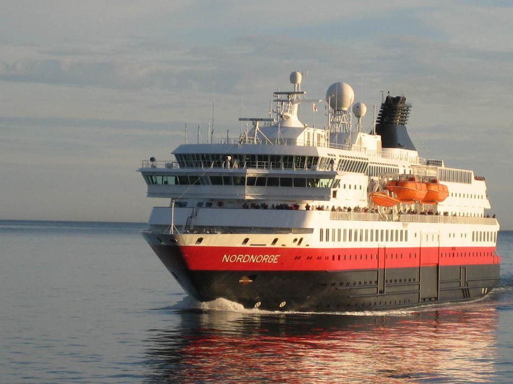 Hurtigruta MS Nordnorge på vei nordover i kveldssola. Norske skip er med på å forurense både med NOx og CO2. Mange av de NOx-reduserende tiltakene som får midler fra NOx-fondet gjelder skipsmotorer.