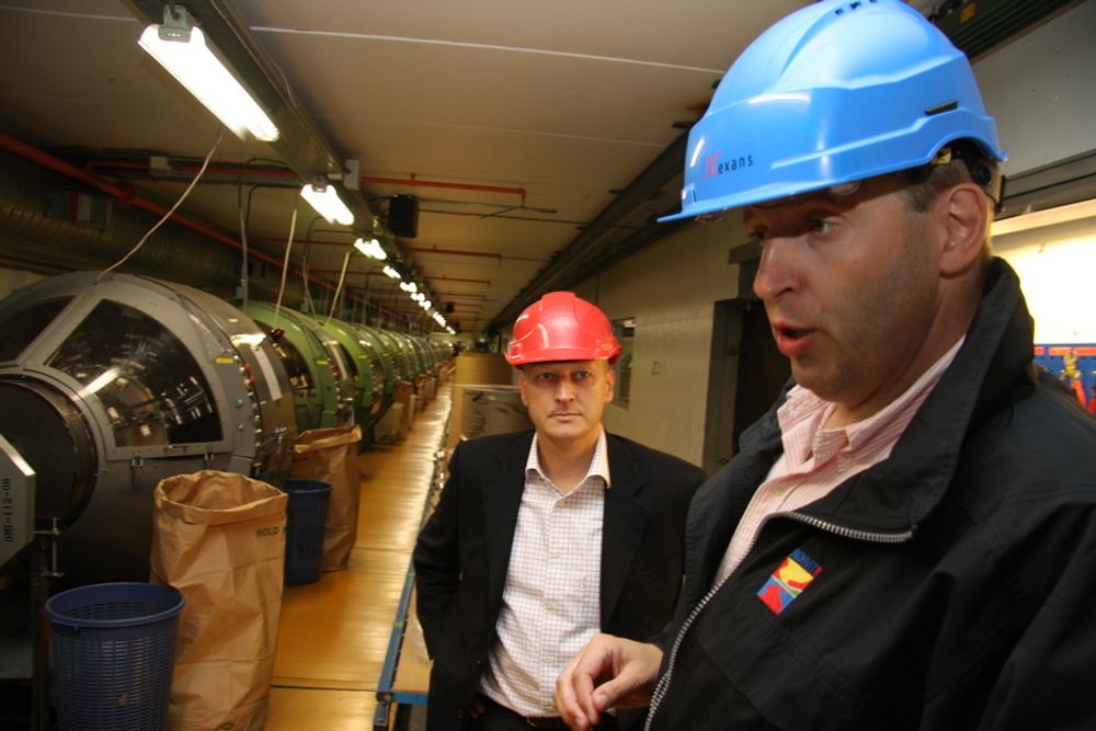 BEKYMRET:Fabrikksjef Rune Støten (th.) ved Nexans i Halden og visedirektør for energidivisjonen, Krister Granlie, ser en utvikling som bekymrer dem.