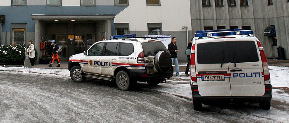 Politibiler utenfor inngangen til Yara på Herøya onsdag.