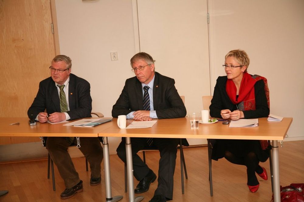 Seksjonsleder Finn Harald Amundsen,  veidirektør Terje Moe Gustavsen og sanferdselsminister Liv Signe Navarsete under presentasjonen av Dybdeanlyserapporten for trafikkulykker i 2007-2008.