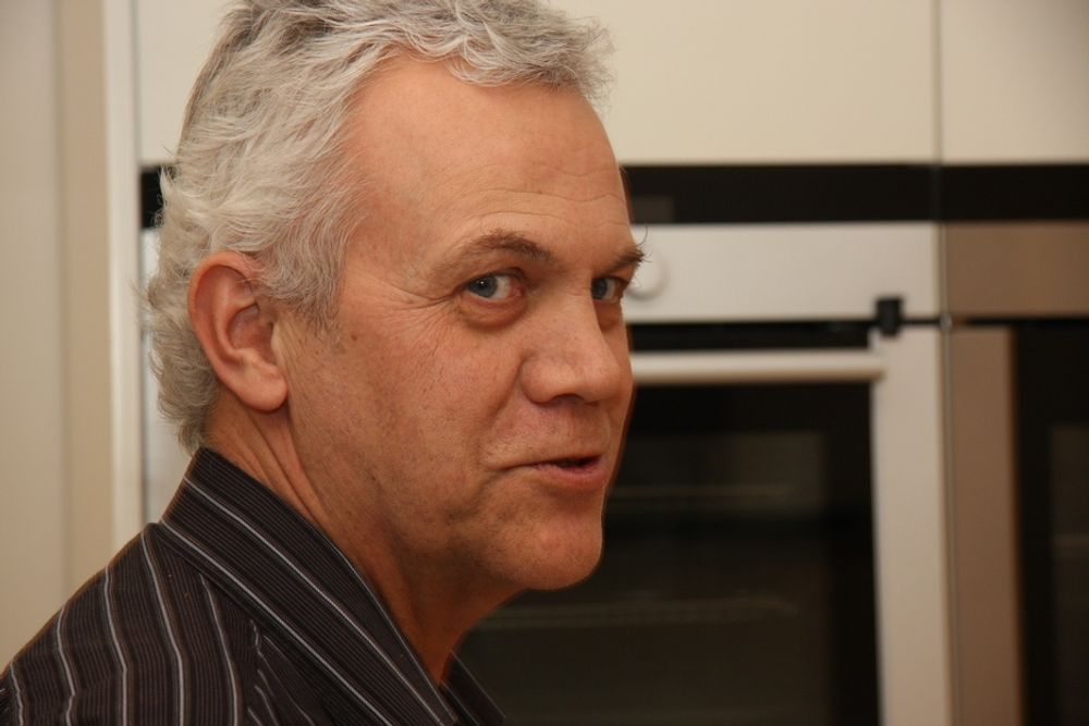 Bjørn Holthe i Bosch Siemens humrer når han forklarer at, nei, du trenger ikke ny ovn for å lage ribbe.