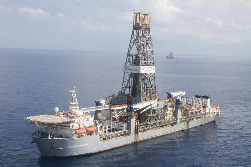 PÅ DYPT VANN: Boreskipet Discoverer Deep Seas borer for Chevron på felt hvor StatoilHydro er medeier. Noen av funnene ligger på mer enn 2000 meters havdyp og mer enn 3500 meter ned i havbunnen.