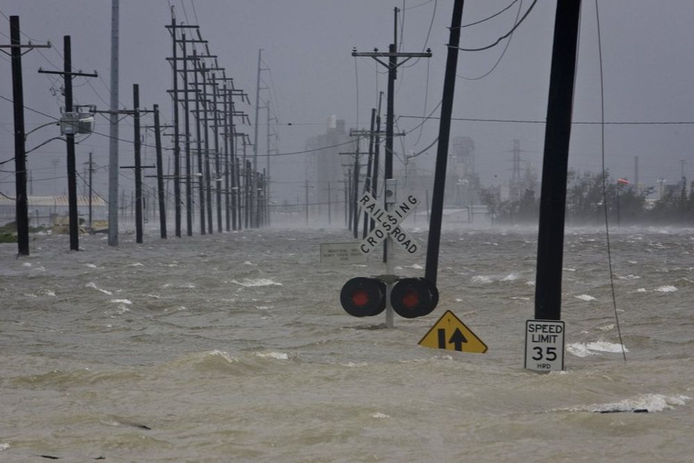 Deler av området Industrial Canal i New Orleans ble stående under vann da orkanen Gustav slo inn over land mandag. Men det meldes ikke om noen dikekollapser i byen som ble hardt rammet av orkanen Katrina i 2005.