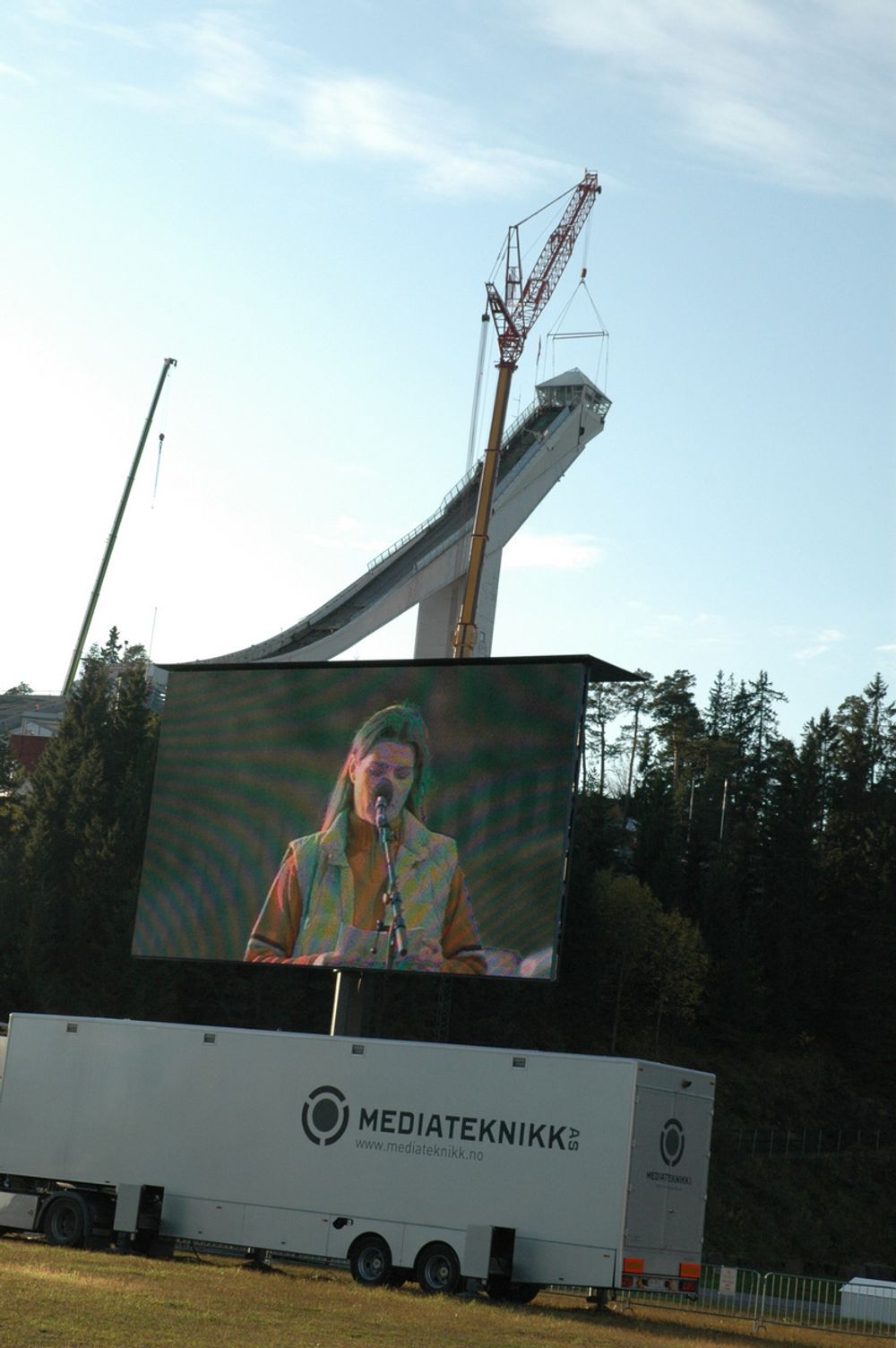 16. oktober var dagen da det fremste symbolet på norsk skisport, Holmenkollbakken, skulle tas fra hverandre. Talerne var mange, her representert ved idrettsbyråd Anette Wiig Bryn.
