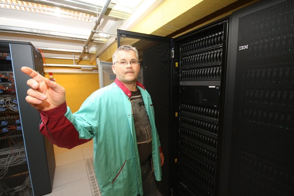 Omfattende. Datalageret ved Nasjonalbiblioteket kalles Digitalt sikringsmagasin. I tillegg til en omfattende samling harddisker har overingeniør Geir Dikvold hele tiden to kopier tilgjengelig på tape.