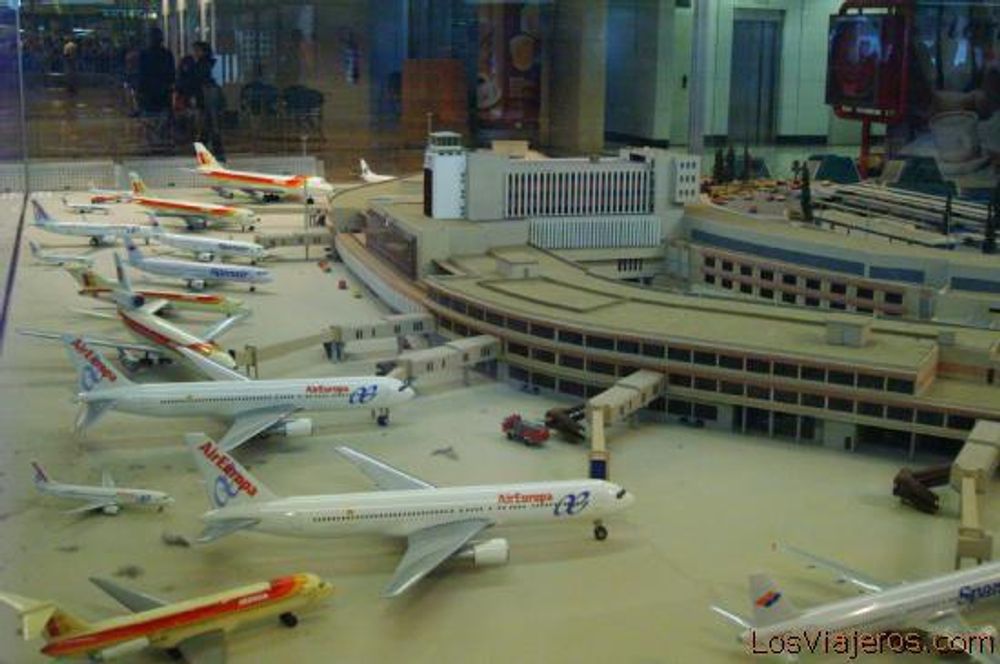 Modell av Barajas-flyplassen i Madrid der et Spanair-fly skled av rullebanen onsdag. Mange passasjerer skal ha omkommet.