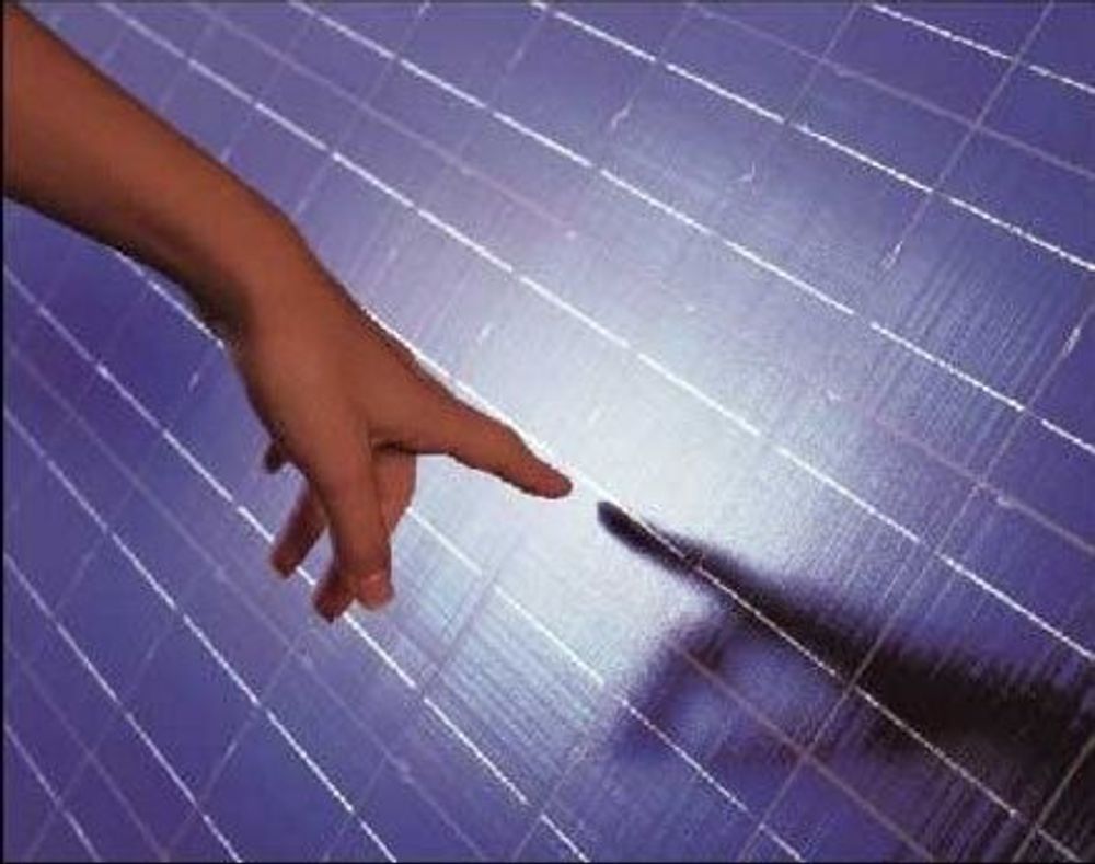 OMVANDLER: Siste nytt i solceller er en amerikansk affære som til og med har en DC/AC omvandler slik at du også kan ha vekselstrømsdingser på hytta. O, hvilken lykke!