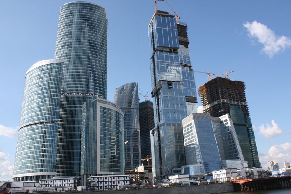 MOSKVA: Europas høyeste bygning er på meg opp i midten av bildet - ennå knapt synlig. Det er kinesere og tyrkere som bygger vidunderet og markerer at globaliseringen har nådd byggenæringen.