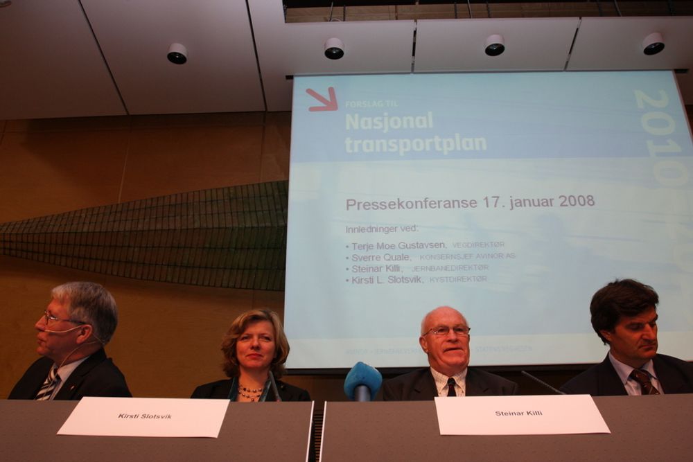 Vegdirektør Terje Moe Gustavsen, kystdirektør Lirsti L. Slotsvik, jernbanedirektør Steinar killi og konsernsjef Sverre Quale i Avinor under fremleggingen av transportetatenes forslag til Nasjonal Transportplan 2010-2019.