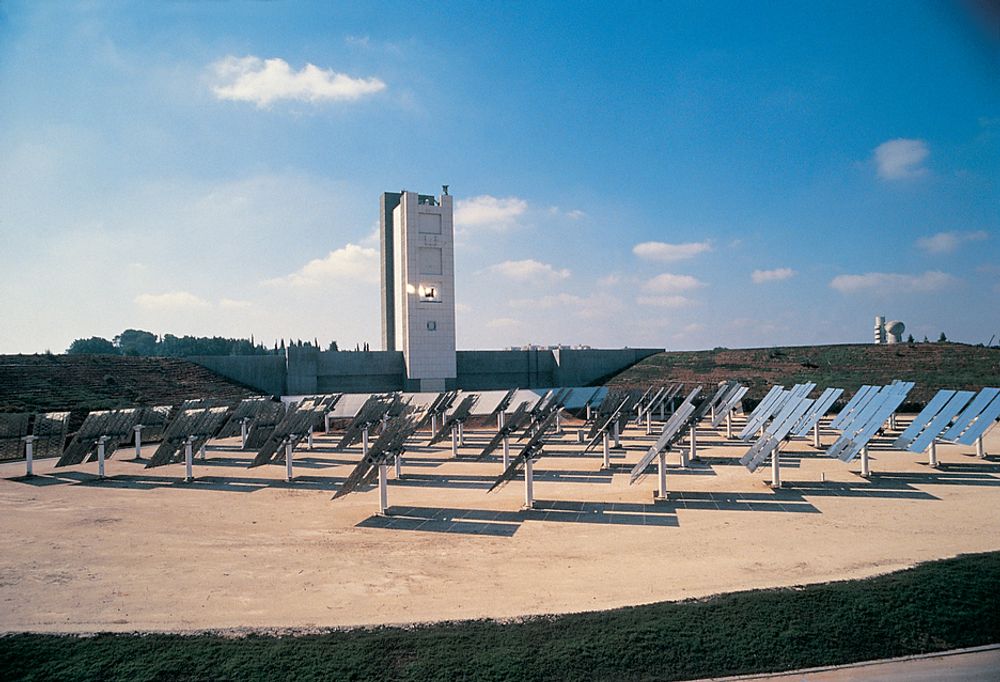 KOMPAKT: Det israelske soltårnanlegget får plass på 40 x 50 meter. Hvert solspeil er på 20 kvadratmeter. Anlegget benytter en såkalt mikroturbin. Ti prosent spillvarme fra denne føres til biogassanlegget.