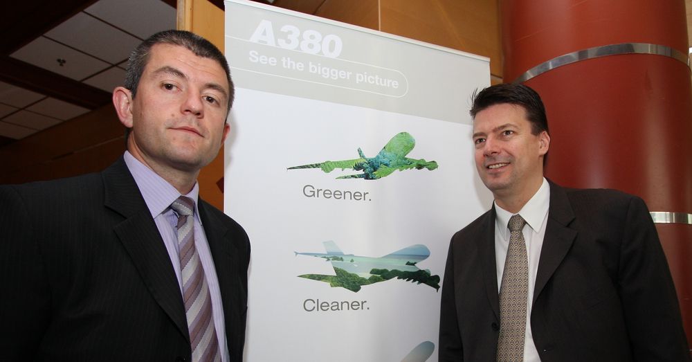 Analytiker Paul Bonnabau (t.v) og pressetalsmann Stefan Schaffrath fra Airbus er på Norden-turné for å fortelle om flyselskapets miljøsatsinger og markedsanalyser.