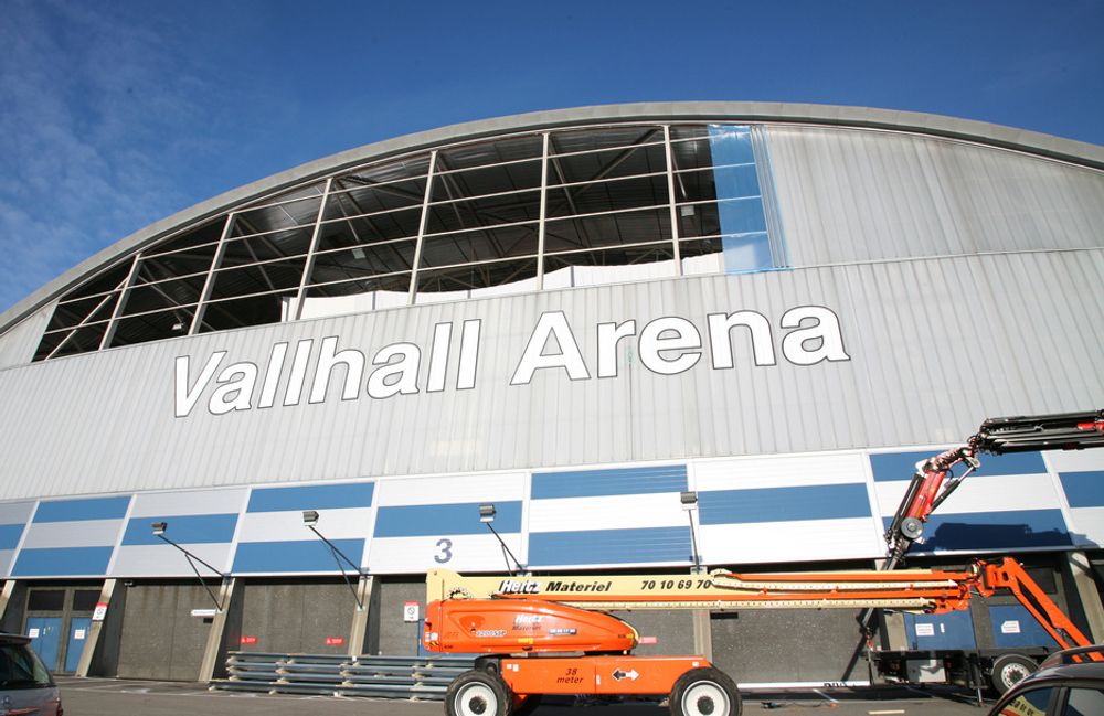 HULL: Vallhall Arena mangler nå en stor del av den ene kortveggen. Vinden den aktuelle dagen var ikke engang kraftig nok til å kvalifisere til storm.