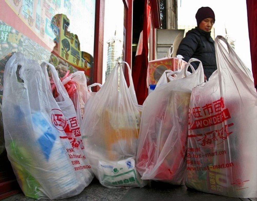 Kina har lagt ned forbud mot de tynneste plastposene fra 1. juni i år. Poser av tykkere plast er avgiftsbelagt. Hvert år brukes det 11.000 milliarder plastposer i Kina, iføge Norconsults rapport til SFT.