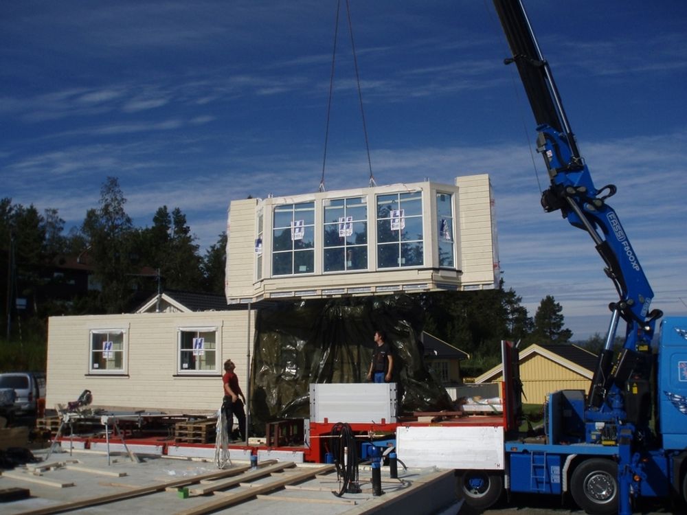 PÅ PLASS: Det første huset med isolerte stendere er nå på plass i Trondheim. E.A.Smith Elementbygg har laget de prefabrikkerte elemente som så ble heist på plass.
