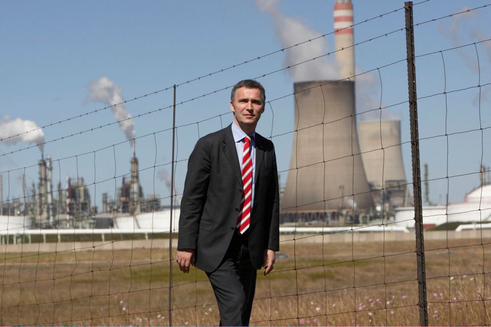KULL: Statsminister Jens Stoltenberg utenfor bedriften SASOL Secunda i Sør Afrika. Det statseide anlegget produserer syntetisk olje, bensin, diesel og en rekke andre kjemiske produkter fra kull.