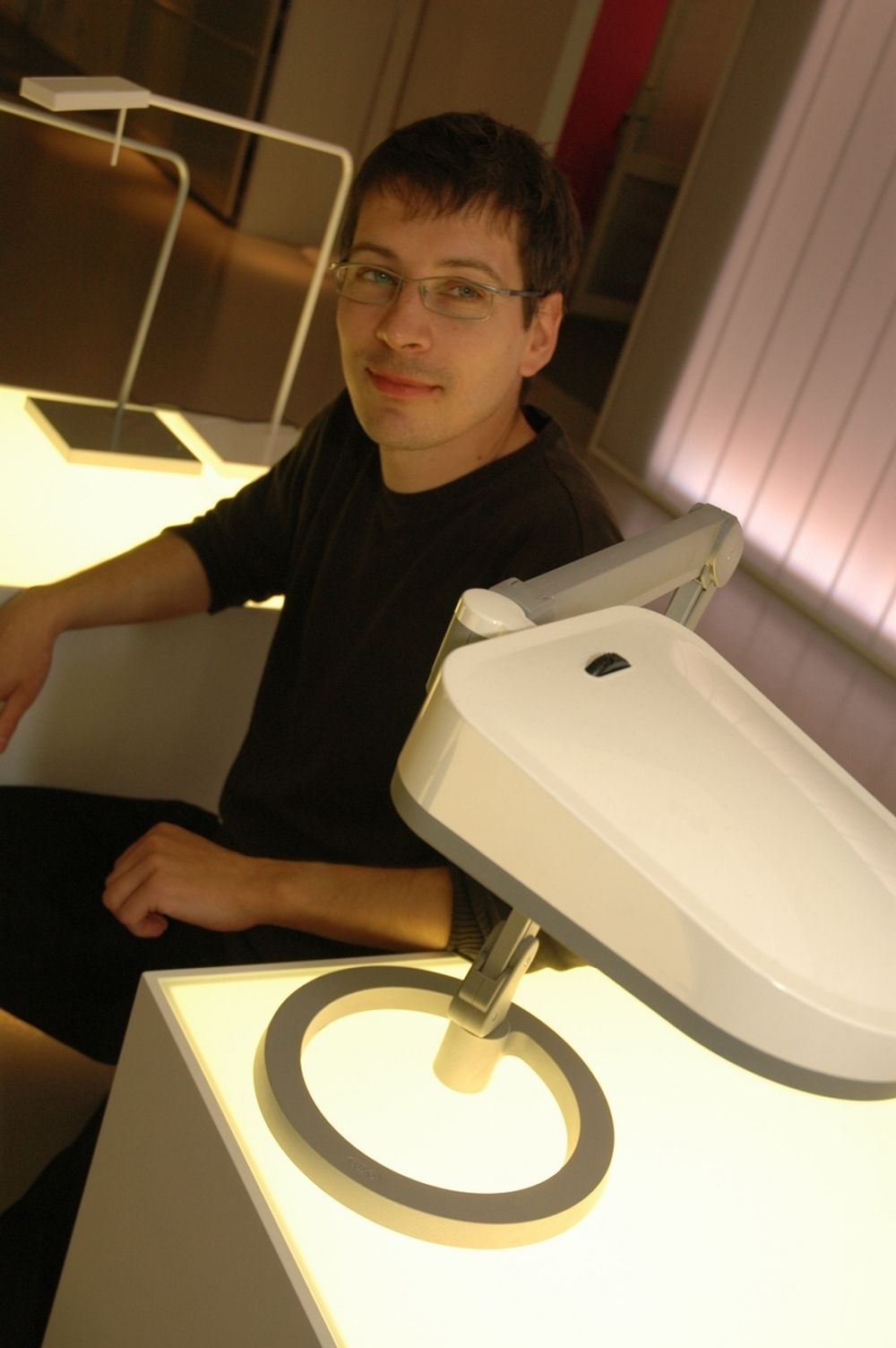 PÅ BORDET: Produktsjef Martin Holmberg hos Luxo mener LED er fantastisk egnet for bordlamper. - Dette er annen generasjon LED-lamper, sier han.