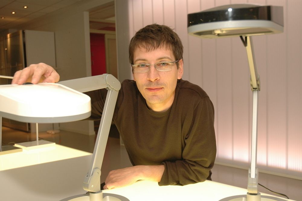PÅ BORDET: Produktsjef Martin Holmberg hos Luxo mener LED er fantastisk egnet for bordlamper. - Dette er annen generasjon LED-lamper, sier han.