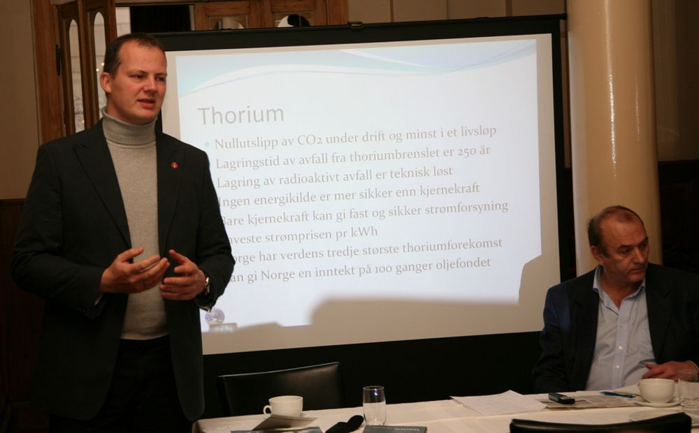 Ingen vil kjøpe norsk strøm til 60 øre per kilowattime, når kjernekraft koster 30 øre, sa Ketil Solvik-Olsen på mandagens thorium-debatt. Til høyre bokforfatter Truls Sevje.