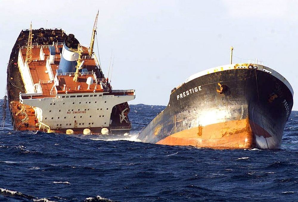 HAVARI: Oljetankeren Prestige sank utenfor nordvest kysten av Spania i november 2002.