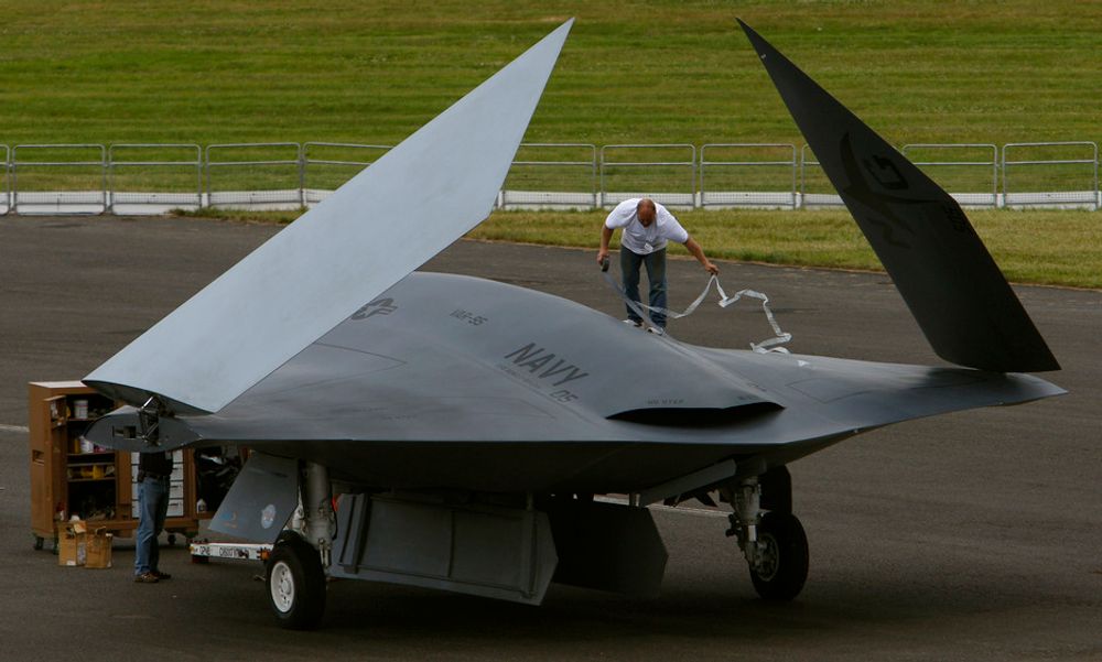 FLY: Siste finpuss gjøres på et X-47B Navy-fly, som er et ubemannet fly, før Farnborough International Air Show 2008 i England.