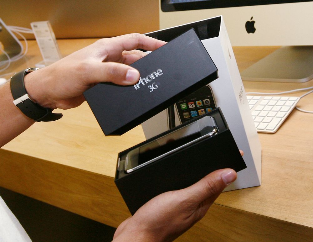 iPHONE: En kunde i New Yorks Apple Store pakker ut det han har køet for lenge.