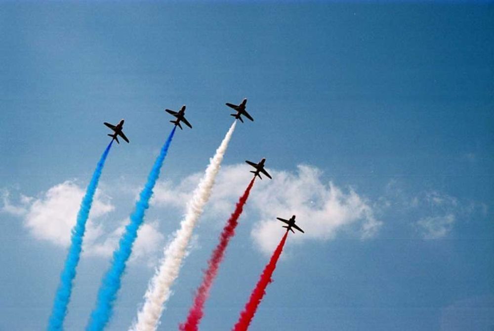 FLY: Royal Air Force Aerobatic Team, populært kalt Red Arrows, med en oppvisning under Farnborough International Air Show i England i 2006.