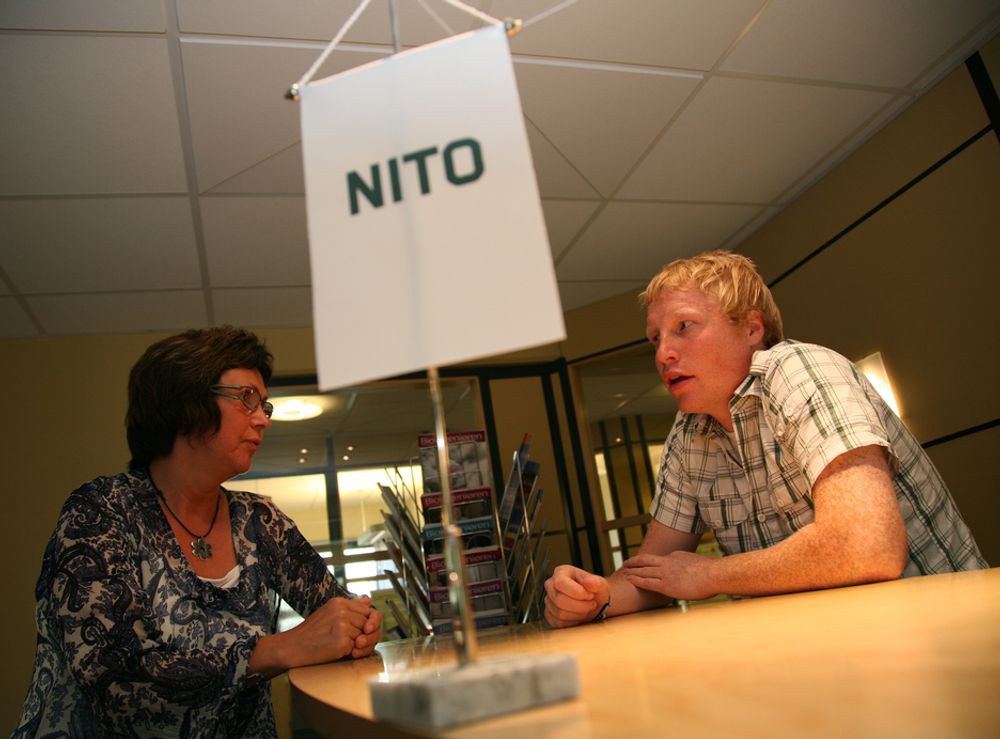 NYTT: Emanuel Rygg, leder for NITO-studentene, synes det er rart at ikke flere vil jobbe i Telenor. Her sammen med  Grete Hansen, redaktør i bladet Bioingeniøren.