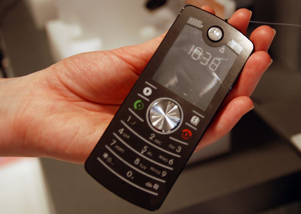 PRISVINNER: MotoFone F3 vant GSM Associations Global Mobile Award for beste, ekstremt billige mobiltelefon. Den er utviklet spesielt for brukere i fattige land, og er svært energieffektiv. Den har også en skjerm som gjør det mulig å se selv i sterkt sollys (ClearVision), og er laget så sand og støv ikke skal kunne ødelegge den. Telefonen er også laget så enkel at du ikke skal trenge å kunne lese bruksanvisningen for å ringe med den.