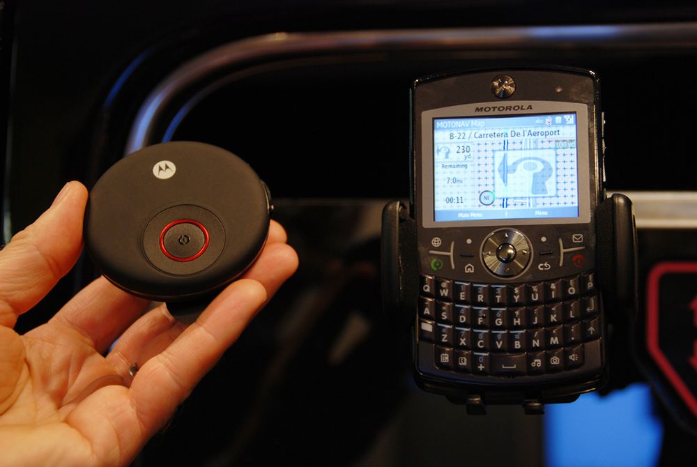 LITEN OG RUND: Motorolas lille, runde GPS-mottaker sender trafikkinformasjon til mobilen din via Bluetooth, og skal fungere på alle nye telefoner - ikke bare de mest avanserte, som MotoQ.